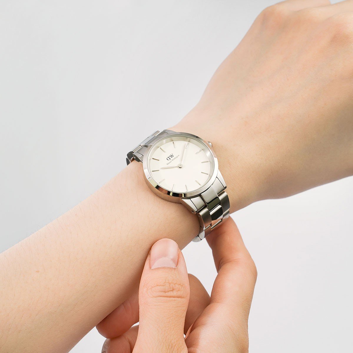 Daniel Wellington Iconic Link White Dial Silver Steel Strap Watch For Women - DW00100205