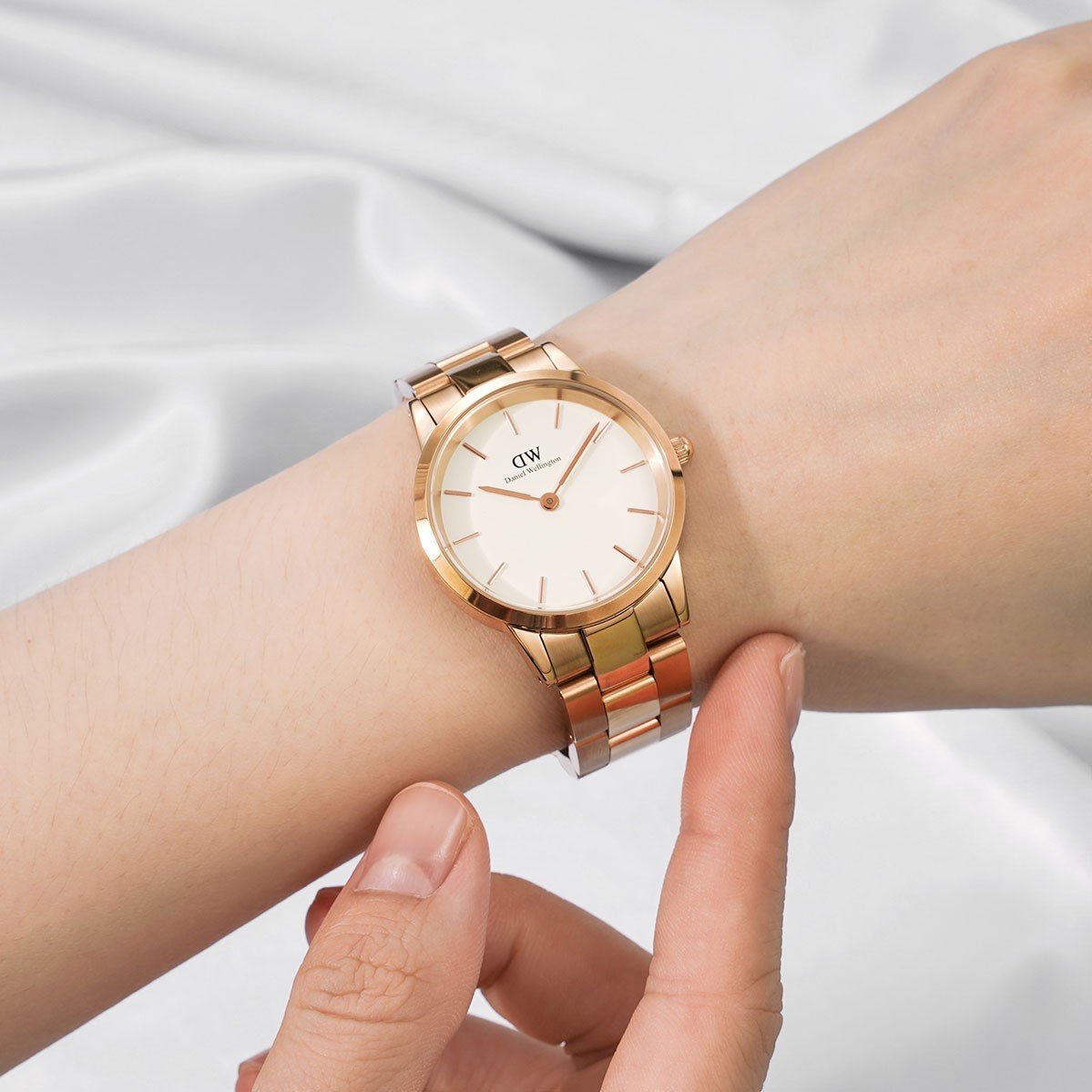 Daniel Wellington Iconic Link White Dial Rose Gold Steel Strap Watch For Women - DW00100211