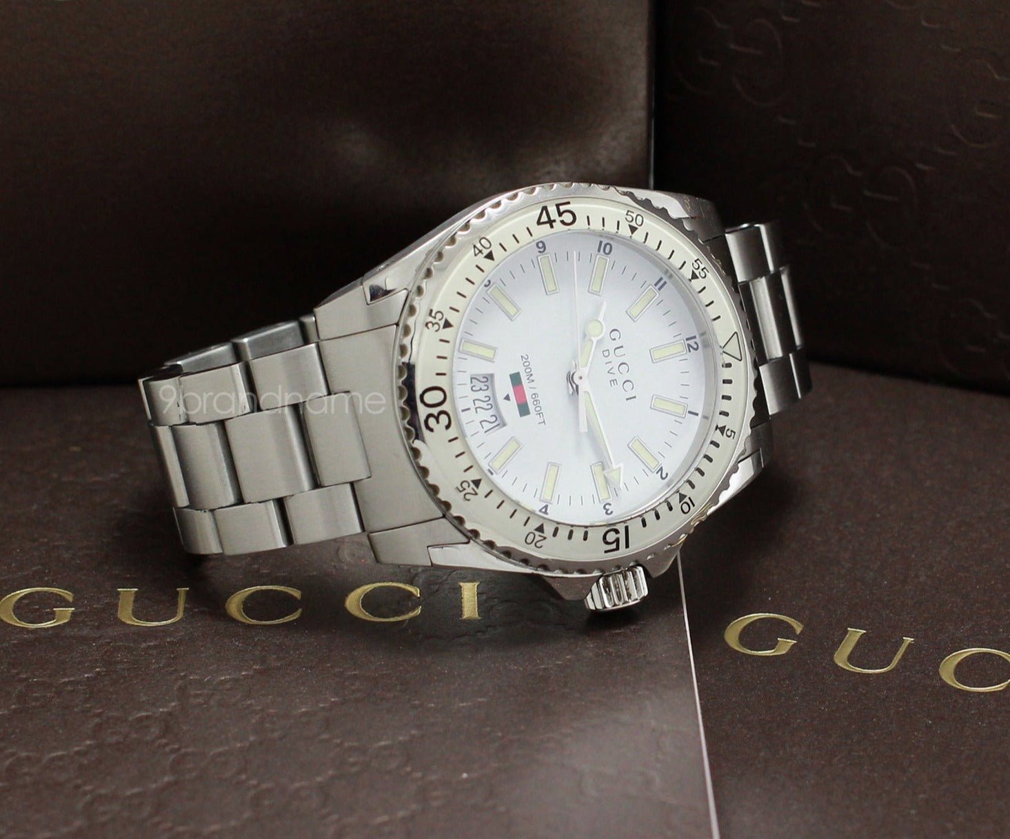 Gucci Dive Quartz White Dial Silver Steel Strap Watch for Men - YA136302
