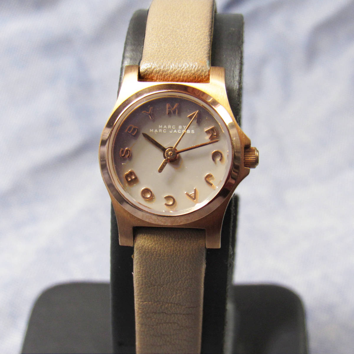 Marc Jacobs Henry Dinky Grey Dial Grey Leather Strap Watch for Women - MBM1239