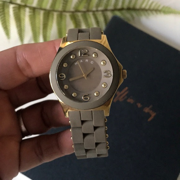 Marc Jacobs Pelly Grey Dial Grey Silicone Strap Watch for Women - MBM2539